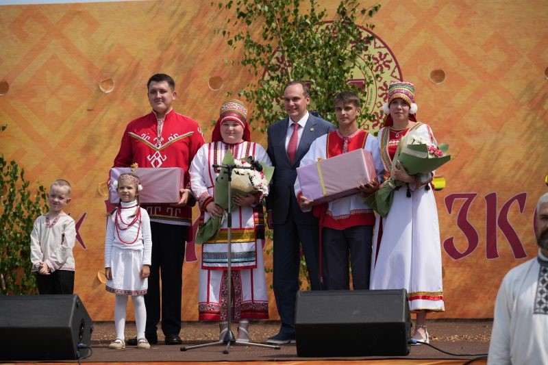 Артём Здунов — на празднике «Велень озкс»: «Многодетные семьи — оплот нашей страны и республики»